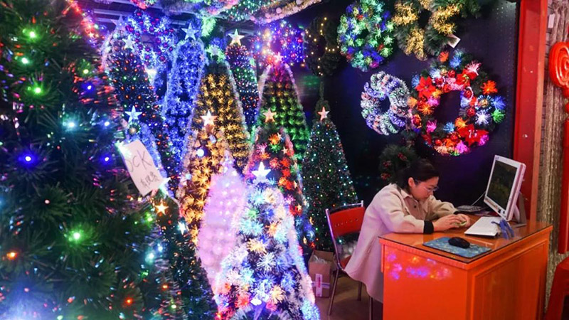 向老外出口圣誕用品，浙江義烏商人年銷數千萬